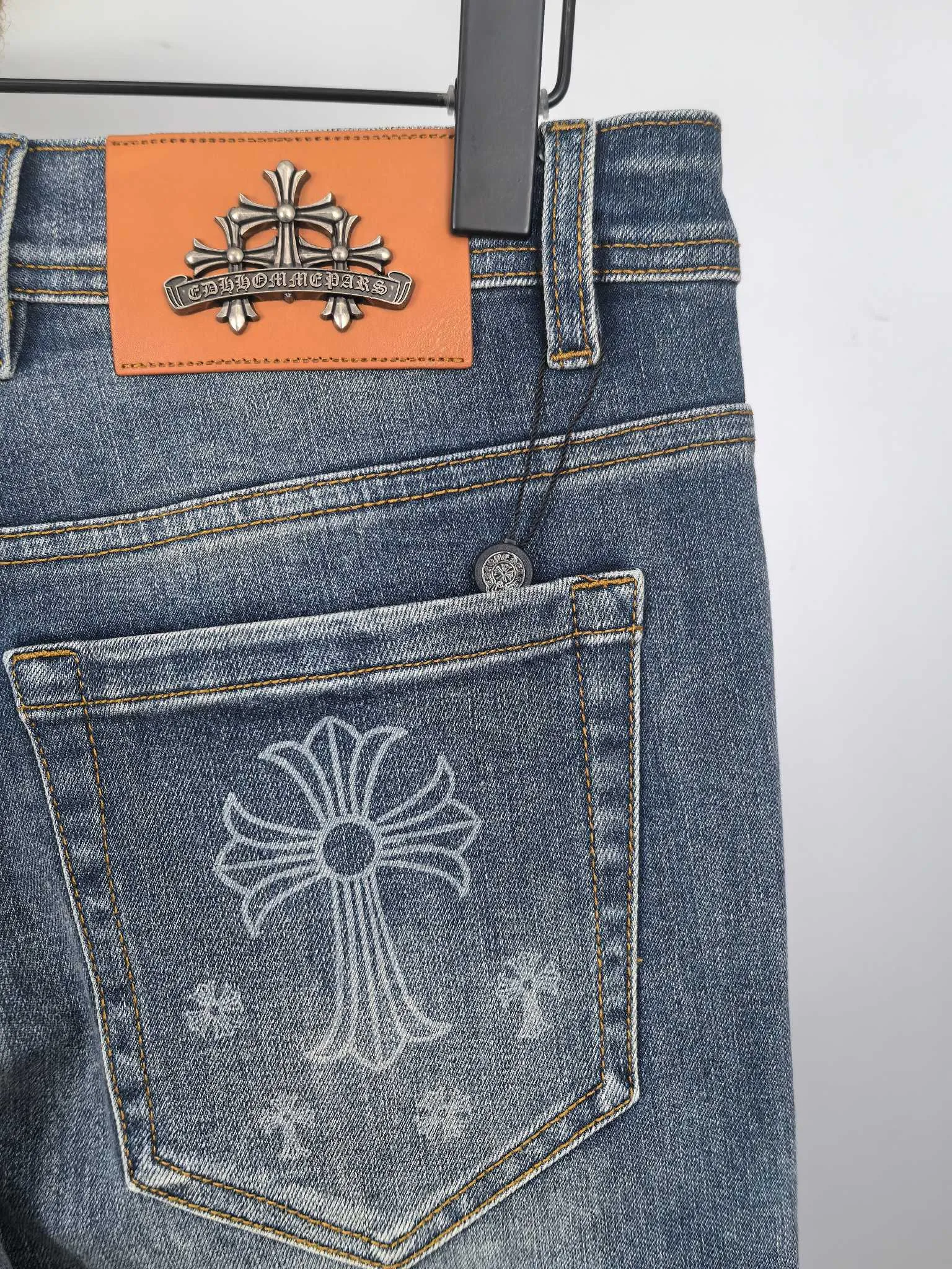 P400 Chrome Hearts men's jeans, official album and poster wear style!  High-grade imported denim raw-color fabrics are supplied to customers, and the pure 13oz ounce corduroy fabrics from Okayama, Japan are specially selected. Heavy-duty environmentally friendly plant enzyme washing process is used. The texture has a light retro color, which is quite beautiful and fits the autumn and winter colors. The fabric is soft and delicate after washing, but has a strong sense of bones and a slight stretch, which provides an excellent comfortable experience. It is not damaged by any technological elements and retains the purest tannin color! The details throughout the body are perfect, exquisite and elegant. The latest leather label on the waist highlights the brand's characteristics. The hardware accessories, leather label and wiring all reflect the craftsmanship! The silhouette is perfectly tailored and has excellent butt lift and slimming effect. It can be easily matched with any top in the wardrobe. It has wide compatibility and is suitable for various daily wear. The upper body is full of shape. It is a must-have trousers for those who are obsessed with quality control and 1V! Size: 28-38 No 35 37